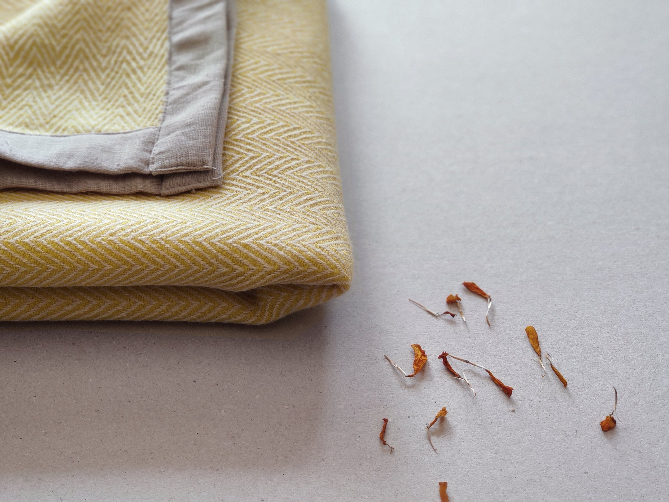 Aagghhoo-VintageSheepWoolBaby-Yellow_Greyblanket-closeup.jpg