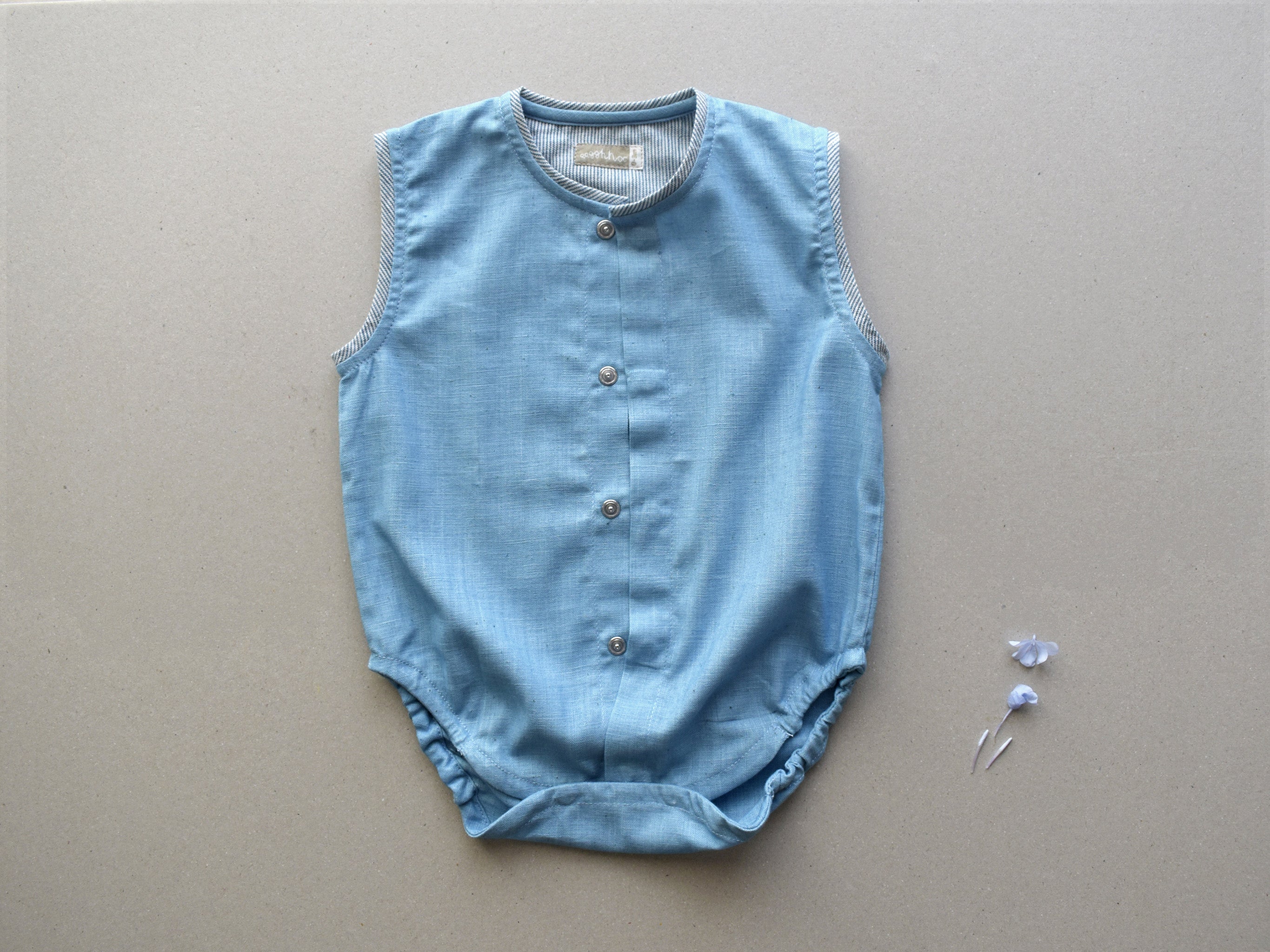 Aasmanisleevelessbabyonesie2.jpg
