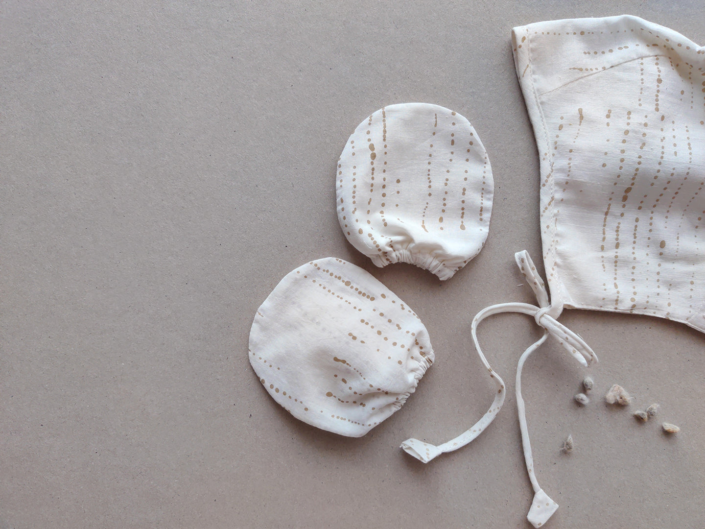 Humming Dots - Newborn Baby Cap & Mittens Set
